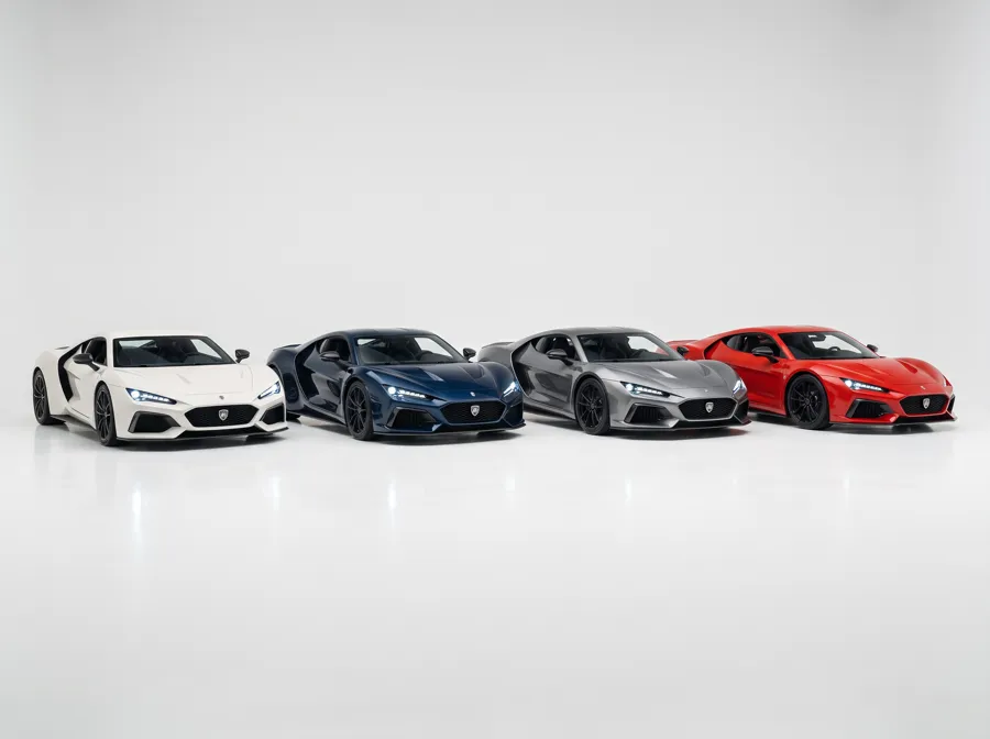 Déclinaisons couleurs — gamme AQUILON en blanc, bleu nuit, gris et rouge, rendu studio